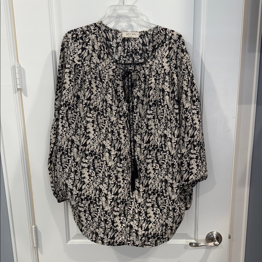 Women's Black and White Patterned Top